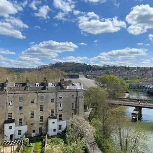 https://crescent-penthouse-with-stunning-views.tophotelsbath.com