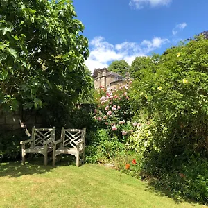 https://luxury-one-bed-garden-flat-private-parking.tophotelsbath.com